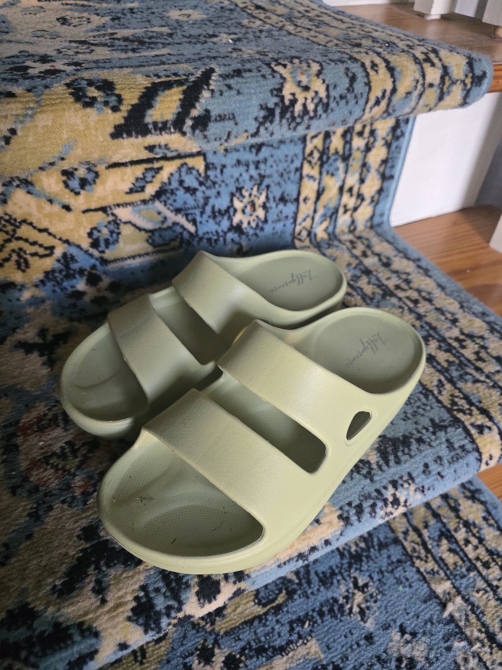 Women's Lightweight Slip-On Sandals in Pale Green